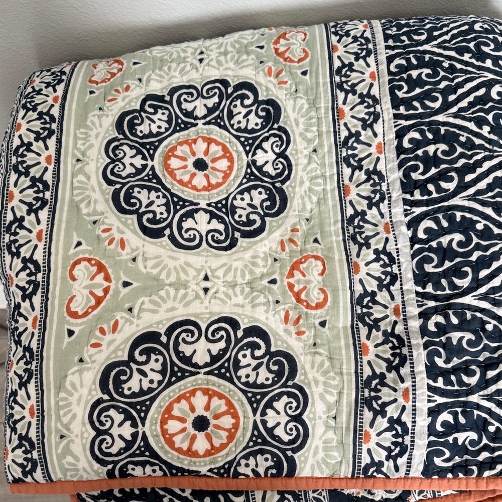 Pottery Barn Full/Queen Quilt and Standard Shams - Picture 2 of 13